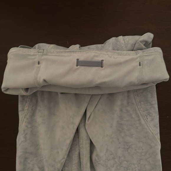 Lululemon Blue Water Drop Print 25" Legging w/ Side Pocket Size: 2 - Picture 7 of 8